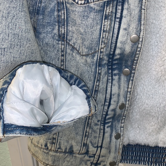 Light wash Sherpa lined jean jacket - Picture 6 of 7